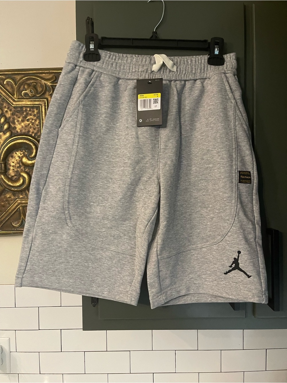 Mens Basketball Shorts Size S.